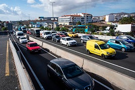 Atasco provocado en la GC-1 tras un accidente múltiple de cinco vehículos.