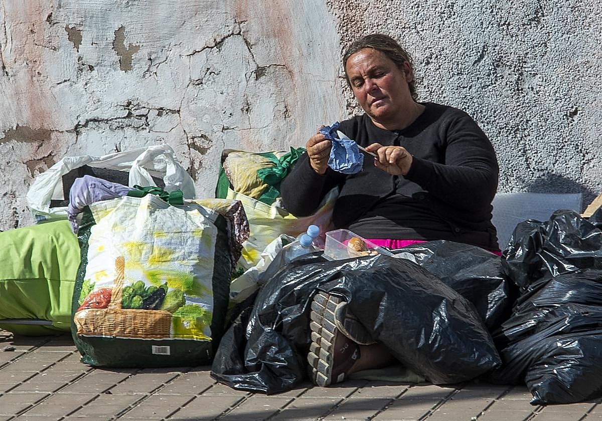 La indigente vive, come y duerme en frente de la cafetería Artenara, en El Sebadal.