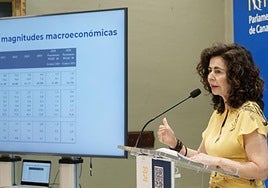 La consejera de Hacienda del Gobierno de Canarias, Matilde Asián, el jueves, tras entregar los presupuestos al Parlamento.