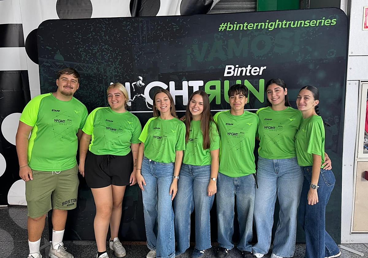 Imagen principal - Últimos dorsales, camisetas y sonrisas de cara a la Binter NightRun
