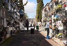 El Cementerio de San Lázaro se llena de flores por el Día de Todos los Santos