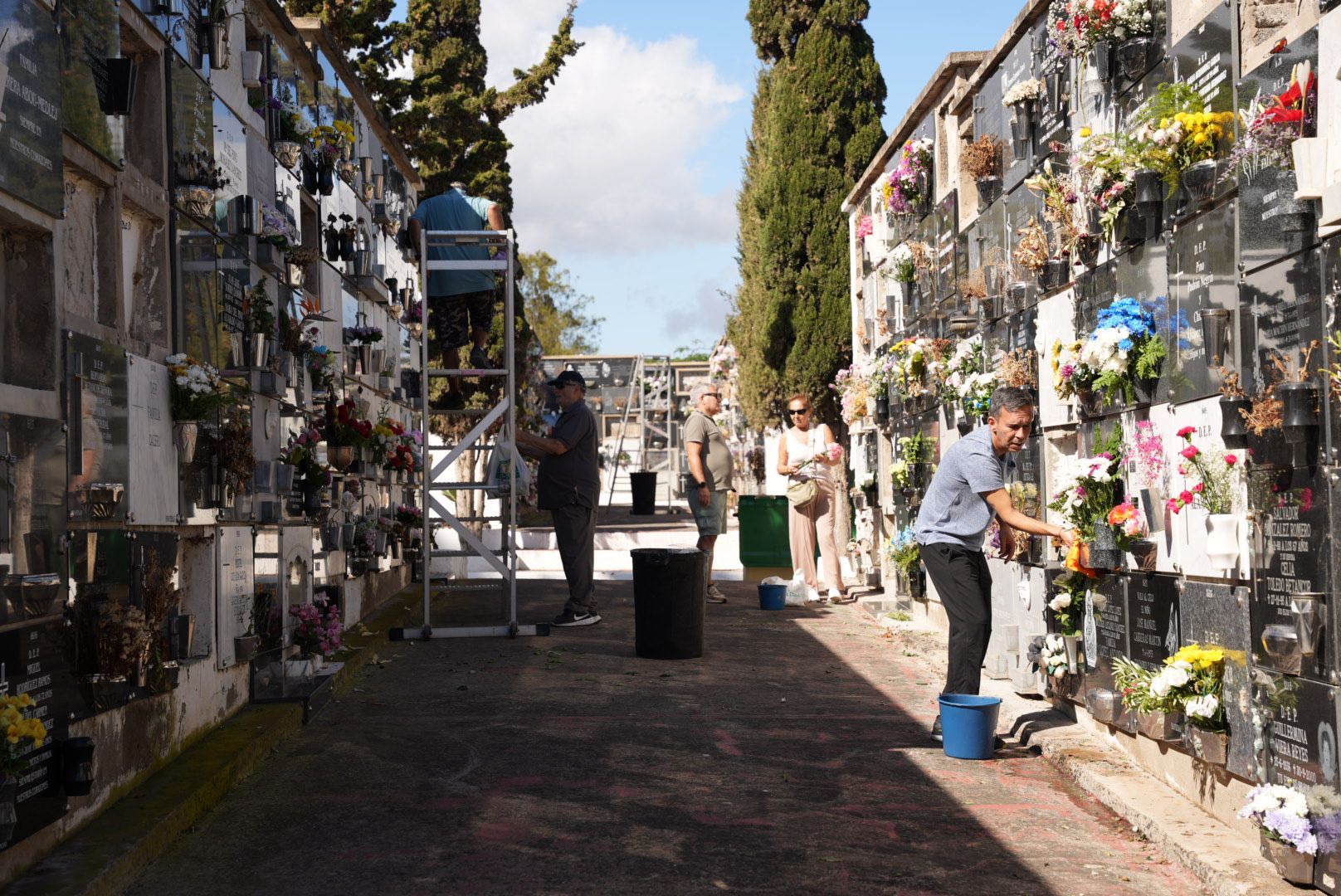 El Cementerio de San Lázaro se llena de flores por el Día de Todos los Santos