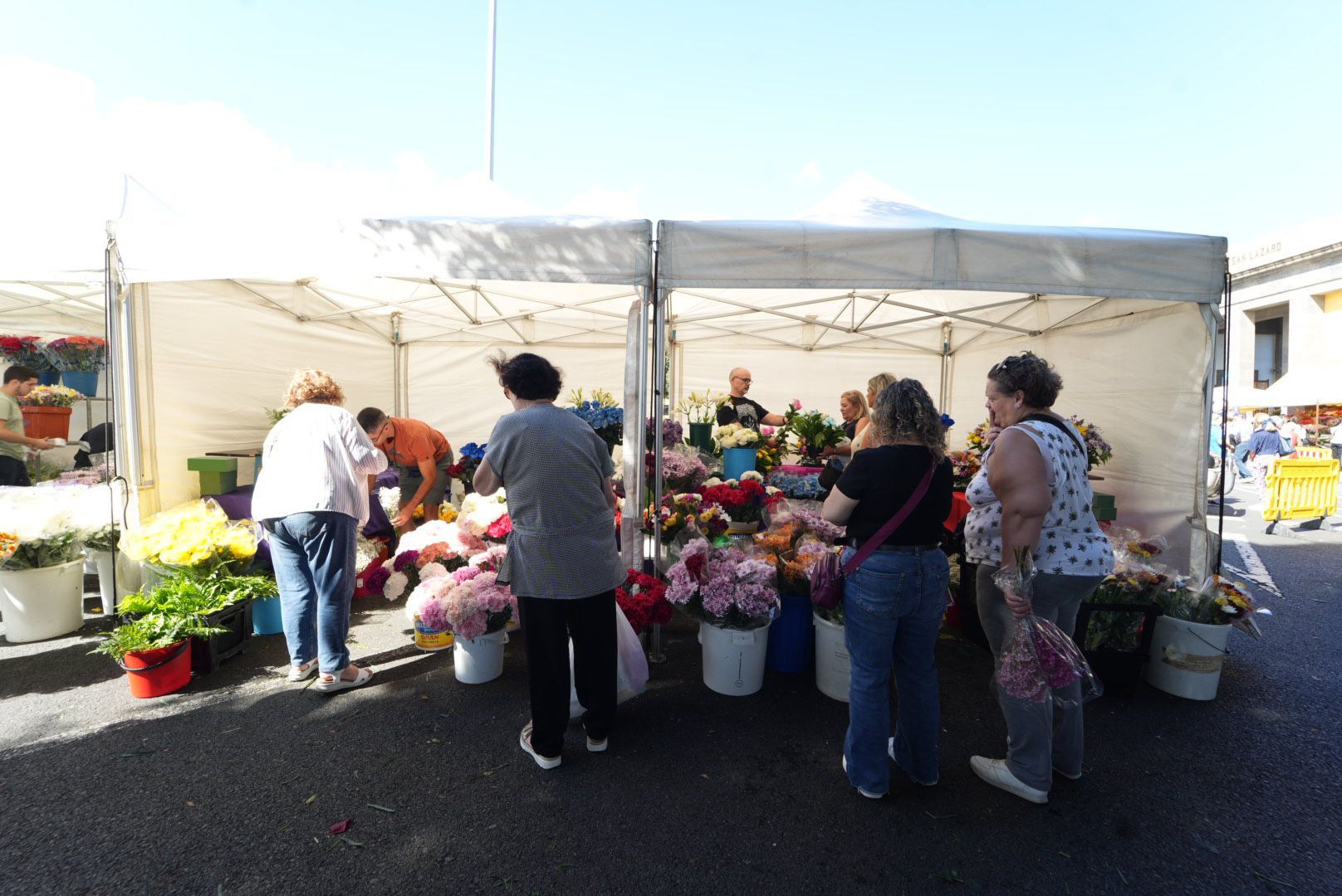 El Cementerio de San Lázaro se llena de flores por el Día de Todos los Santos