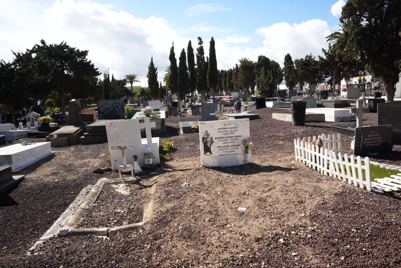 El Cementerio de San Lázaro se llena de flores por el Día de Todos los Santos