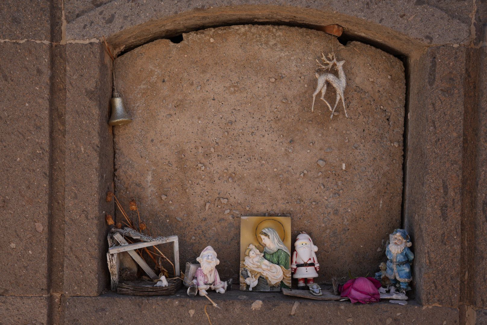 El Cementerio de San Lázaro se llena de flores por el Día de Todos los Santos
