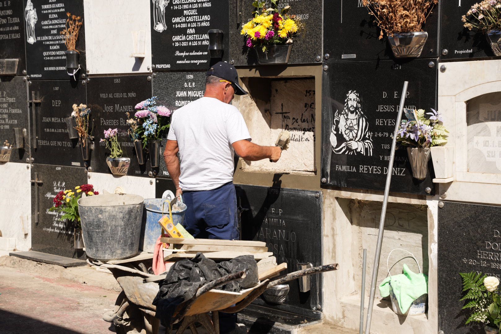 El Cementerio de San Lázaro se llena de flores por el Día de Todos los Santos