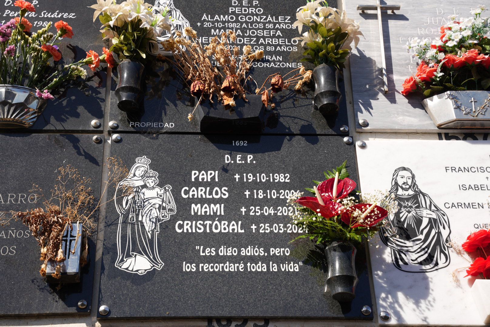 El Cementerio de San Lázaro se llena de flores por el Día de Todos los Santos