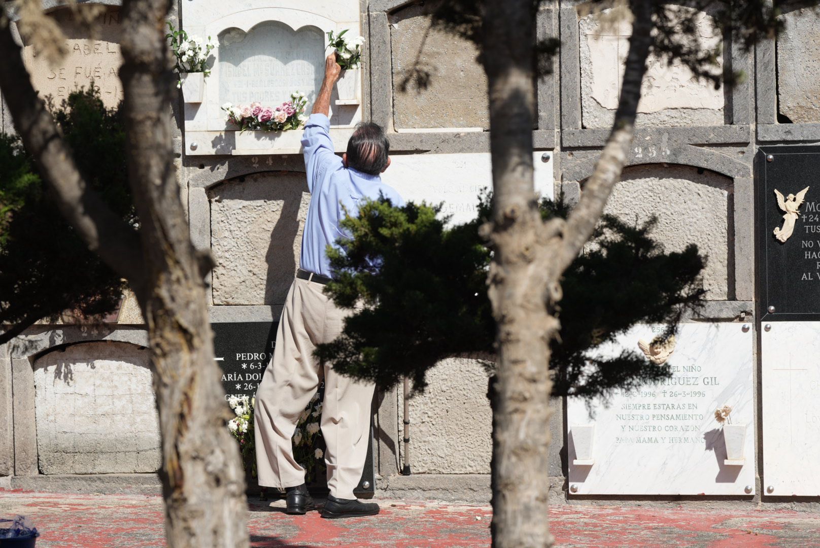 El Cementerio de San Lázaro se llena de flores por el Día de Todos los Santos