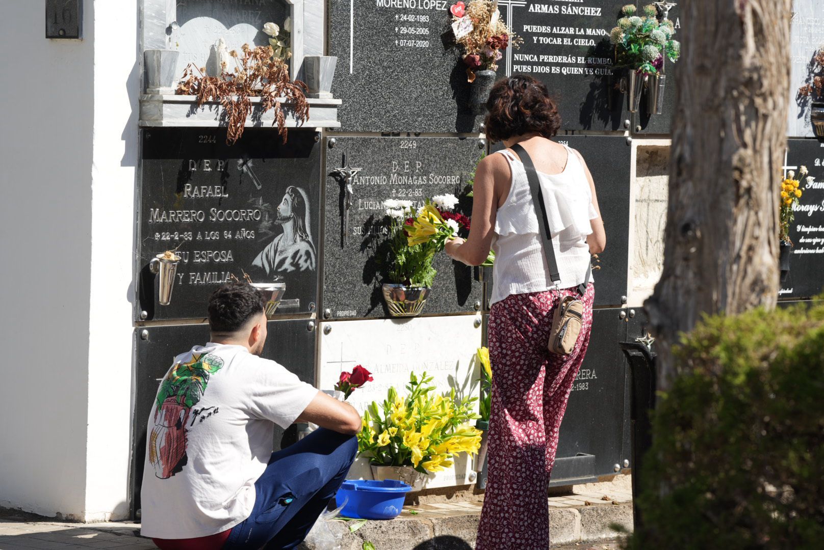 El Cementerio de San Lázaro se llena de flores por el Día de Todos los Santos