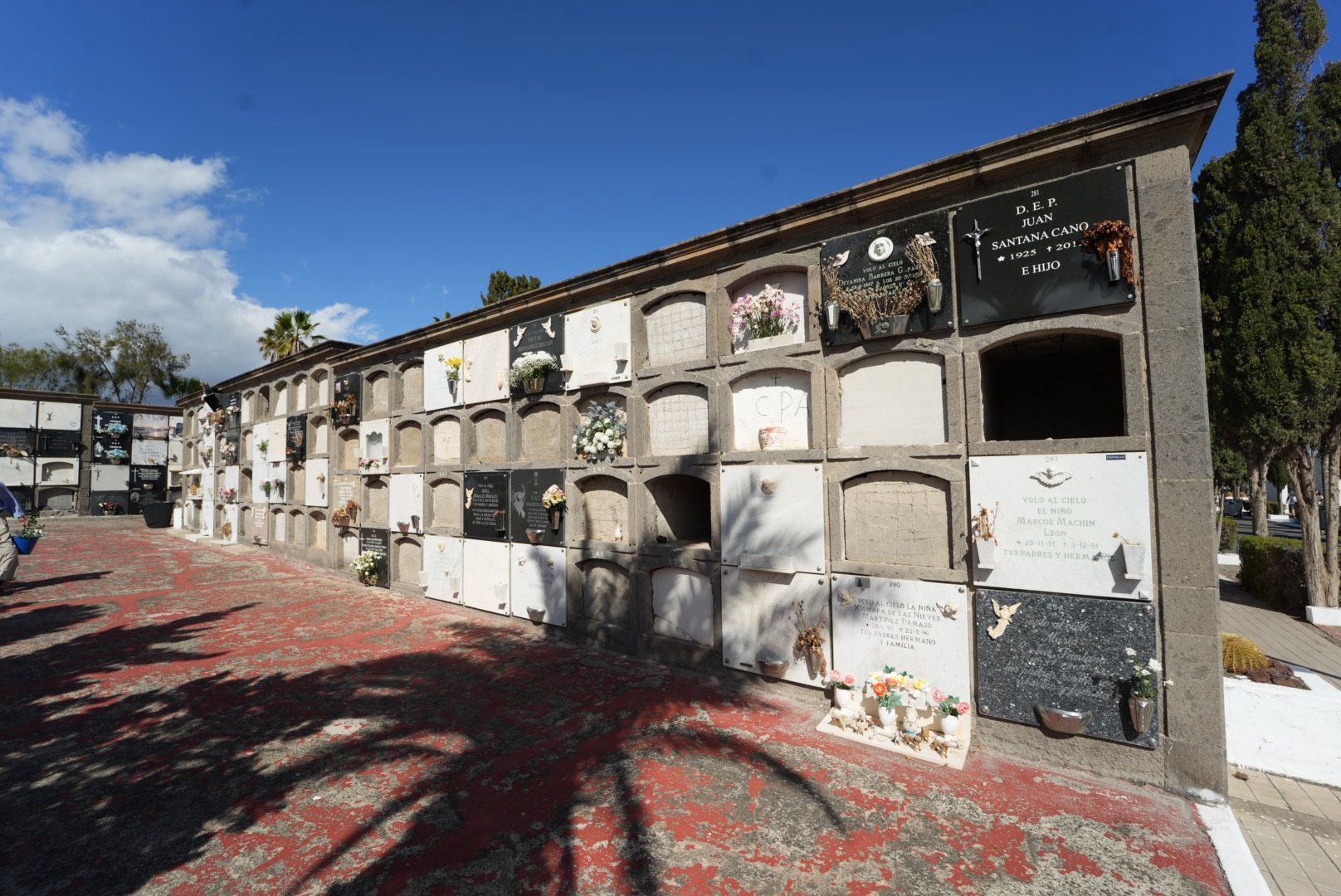 El Cementerio de San Lázaro se llena de flores por el Día de Todos los Santos