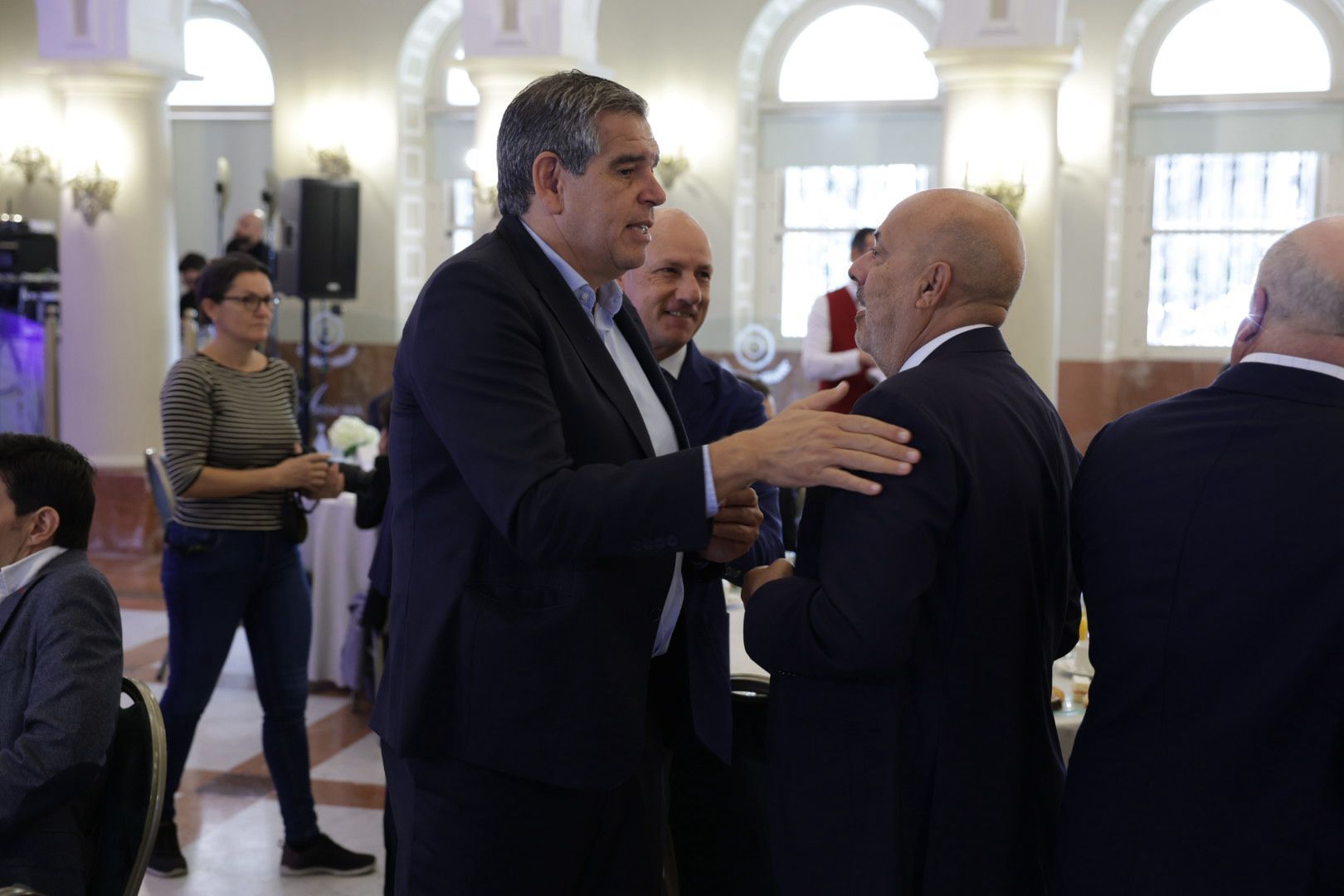 Los asistentes a la conferencia del exdirector del CNI Jorge Dezcallar