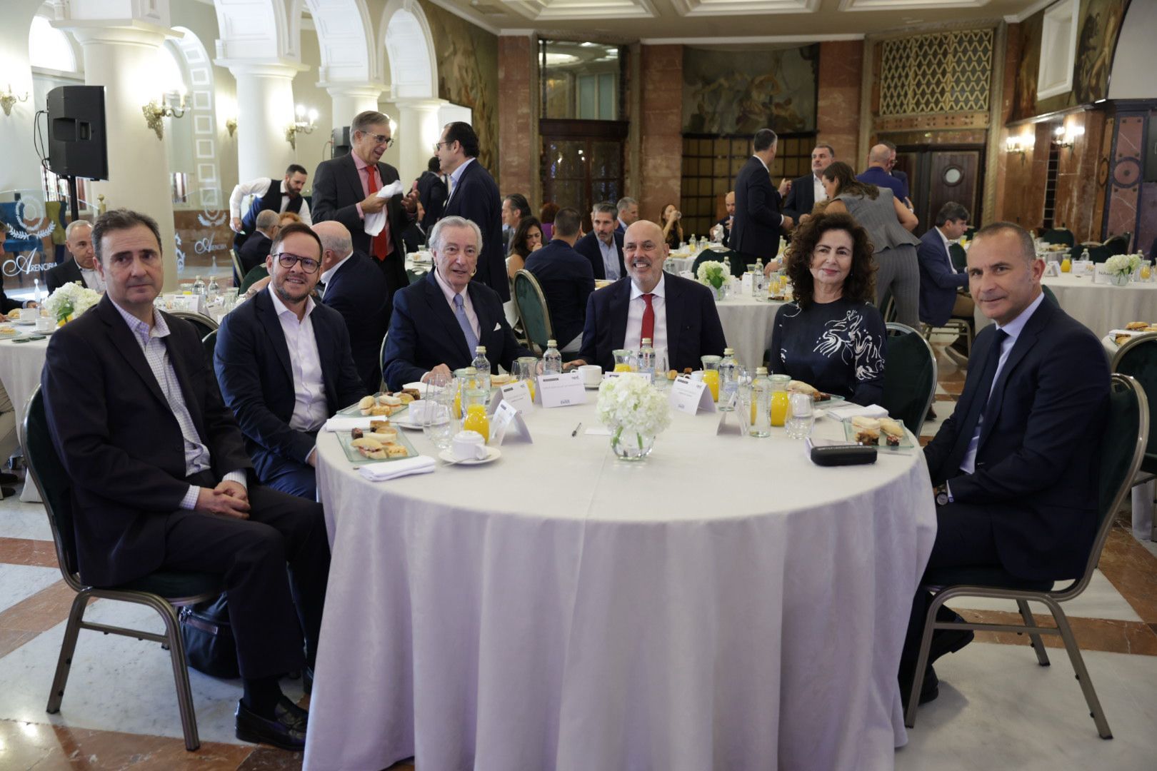 Los asistentes a la conferencia del exdirector del CNI Jorge Dezcallar