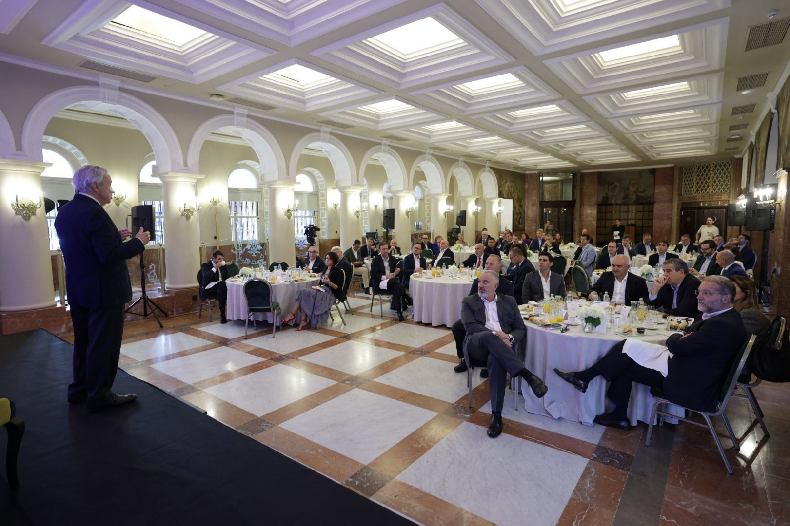 Los asistentes a la conferencia del exdirector del CNI Jorge Dezcallar