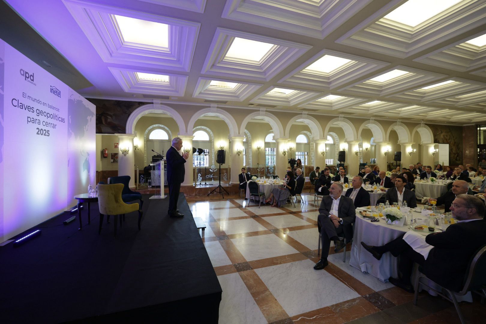 Los asistentes a la conferencia del exdirector del CNI Jorge Dezcallar