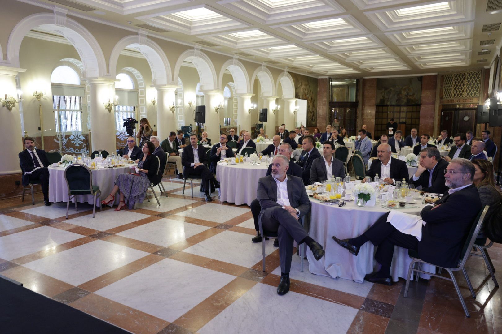 Los asistentes a la conferencia del exdirector del CNI Jorge Dezcallar