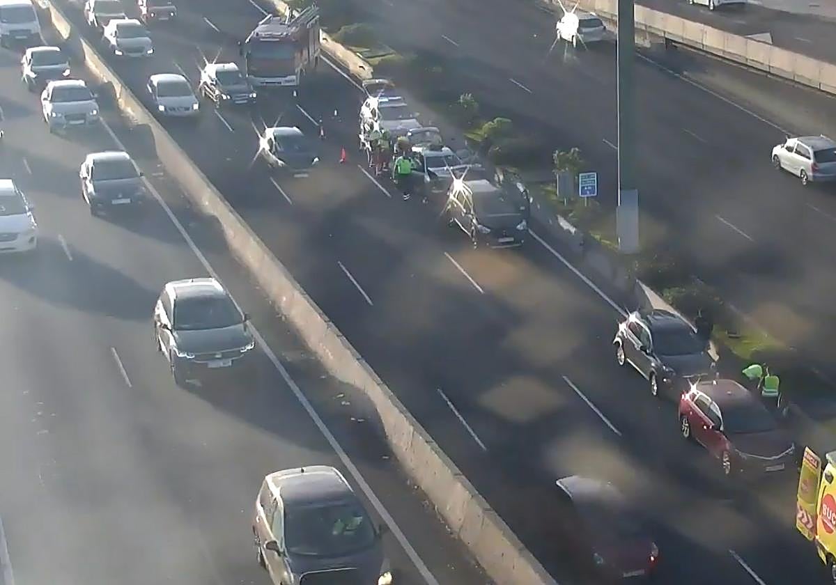 La Policía Local y la ambulancia actúan en el lugar. Imagen de las cámaras de Tráfico.