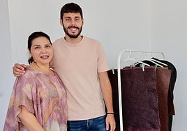 Néstor Santiago, fundador de Fibras Naturales Canarias, junto a la diseñadora Bárbara Alvarado