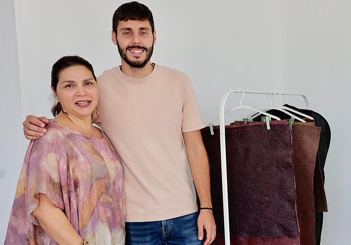 Néstor Santiago, fundador de Fibras Naturales Canarias, junto a la diseñadora Bárbara Alvarado