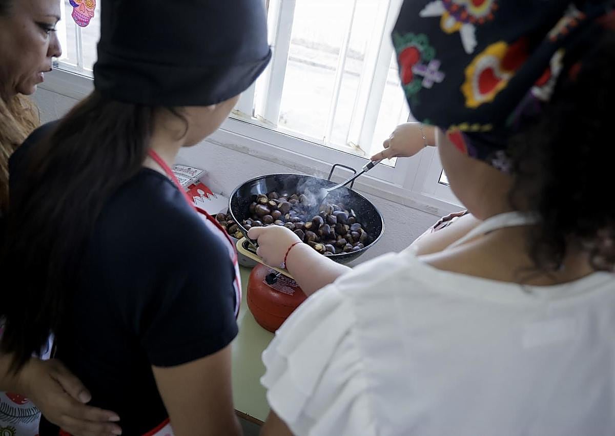Imagen secundaria 1 - Los finaos convivieron con Halloween en el centro.