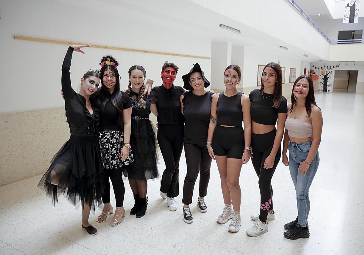 Imagen principal - Los finaos convivieron con Halloween en el centro.