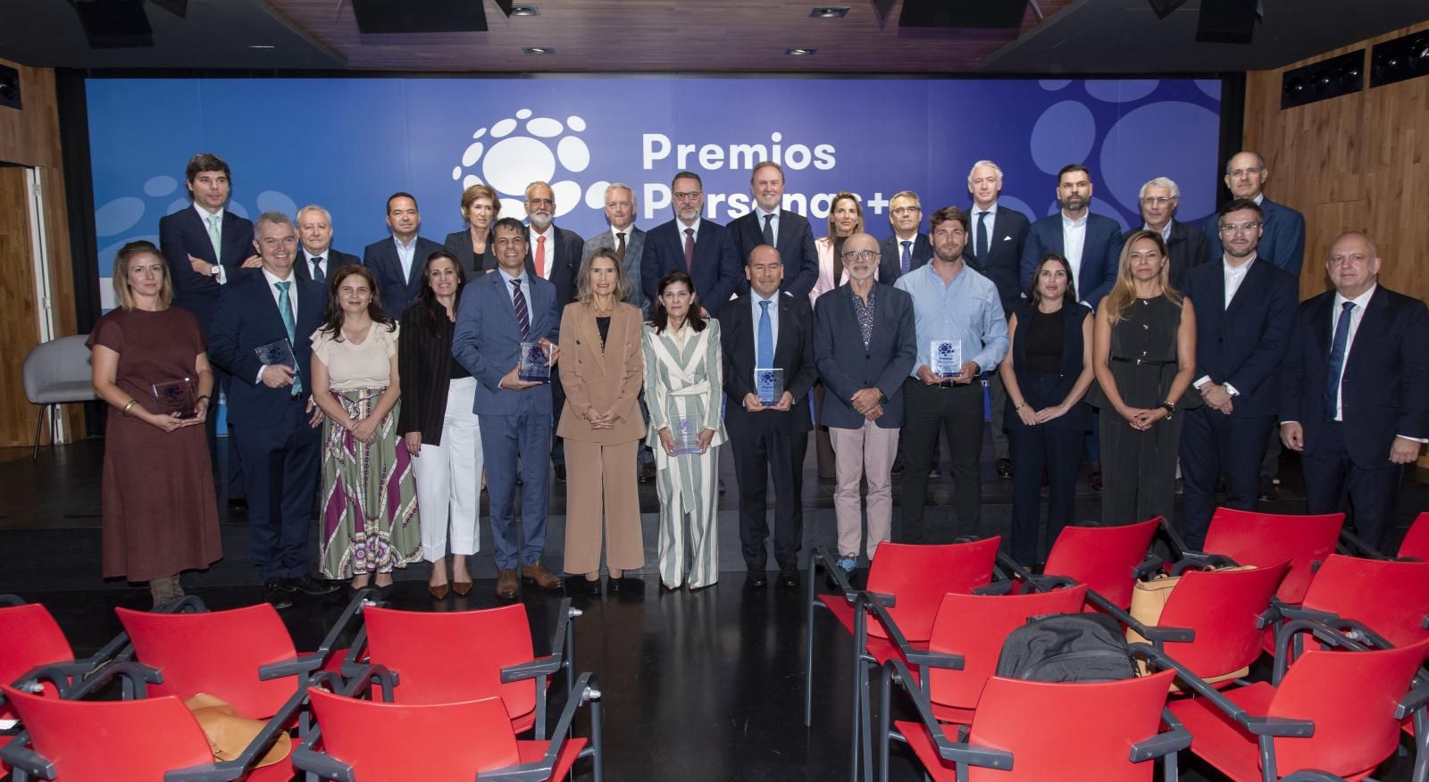 Foto de familia con los premiados.