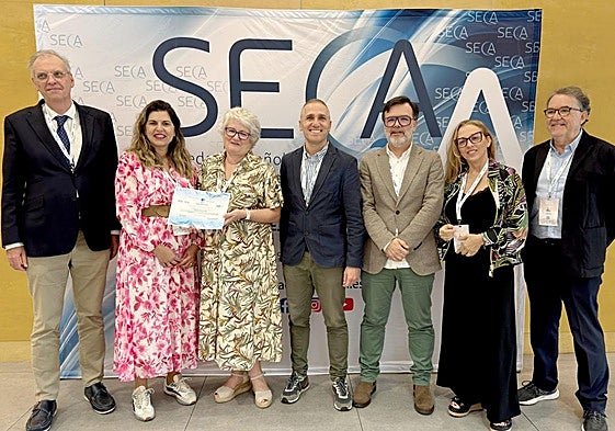 Foto entrega del diploma. De izquierda a derecha: Carlos Bezos, Yurena Rivero, Inmaculada Mediavilla, Fabio Colamarino, Oriol Santana, Alicia Hernández y Manel Santiñá.