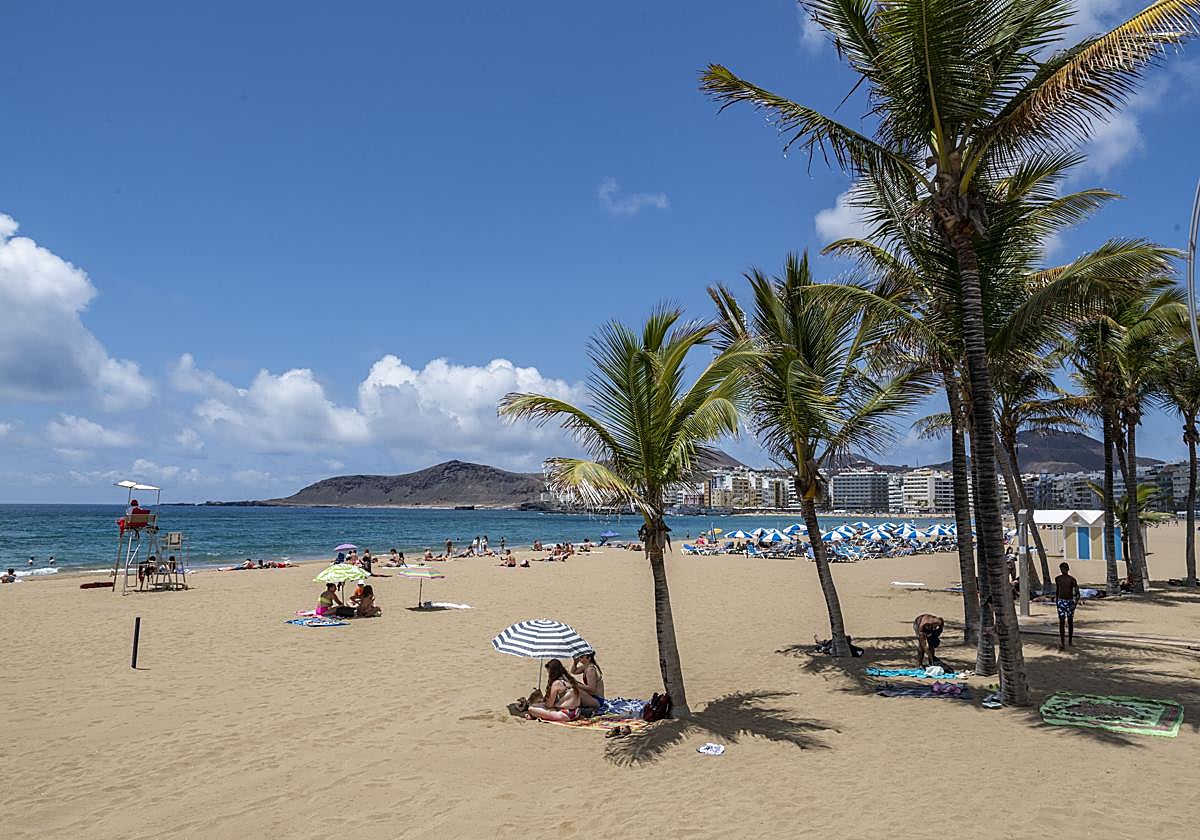 El mar alivia las malas condiciones de vida en aspectos materiales, de empleo o de posibilidades de ocio que sufren los isleños.