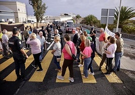 Imagen de una protesta de los vecinos de El Secadero por el acceso a este barrio capitalino.