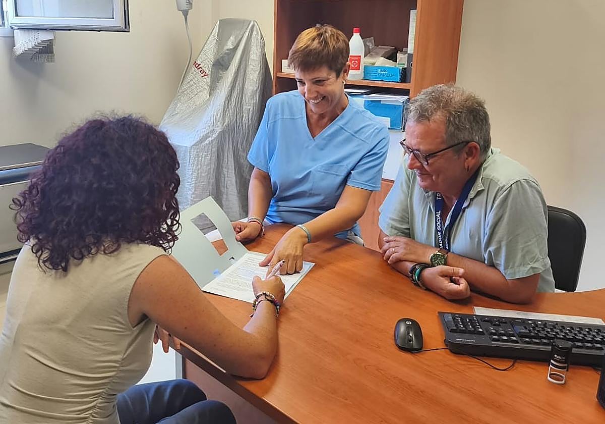 Sixto Ramírez, trabajador social y responsable del registro desde su implantación en la isla, atiende a una persona interesada en la MAV.