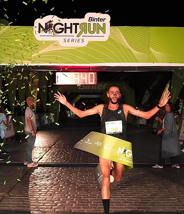 Imagen secundaria 2 - Arriba, el podio del 10K femenino. Abajo a la izquierda, imagen de las autoridades y a la derecha, llegada del ganador del 10k masculino.