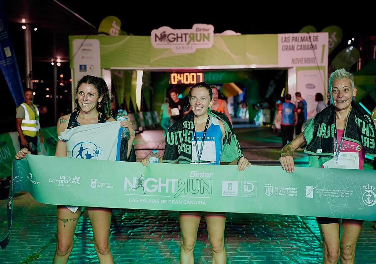 Imagen principal - Arriba, el podio del 10K femenino. Abajo a la izquierda, imagen de las autoridades y a la derecha, llegada del ganador del 10k masculino.