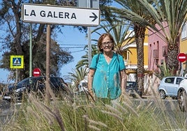 Isabel Rivero posa en la entrada al barrio de La Galera, su hogar durante las últimas tres décadas.