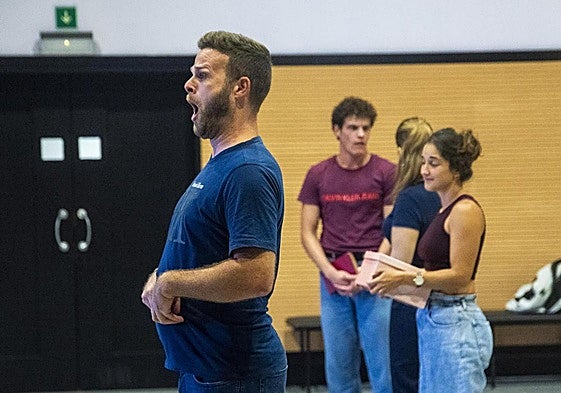 Fernando Campero, que da vida a Juan Negrín en este montaje operístico, durante un ensayo en el Teatro Pérez Galdós.