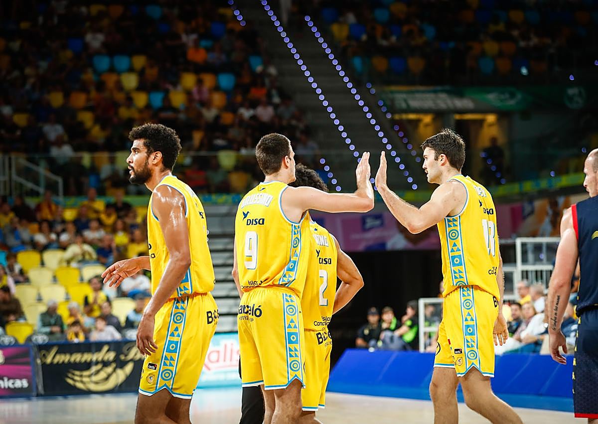 Imagen secundaria 1 - El Dreamland Gran Canaria entierra los fantasmas en el Arena (102-85)