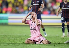 Amatucci se lamenta en una acción fallada en el encuentro liguero contra el Eibar en el Gran Canaria.