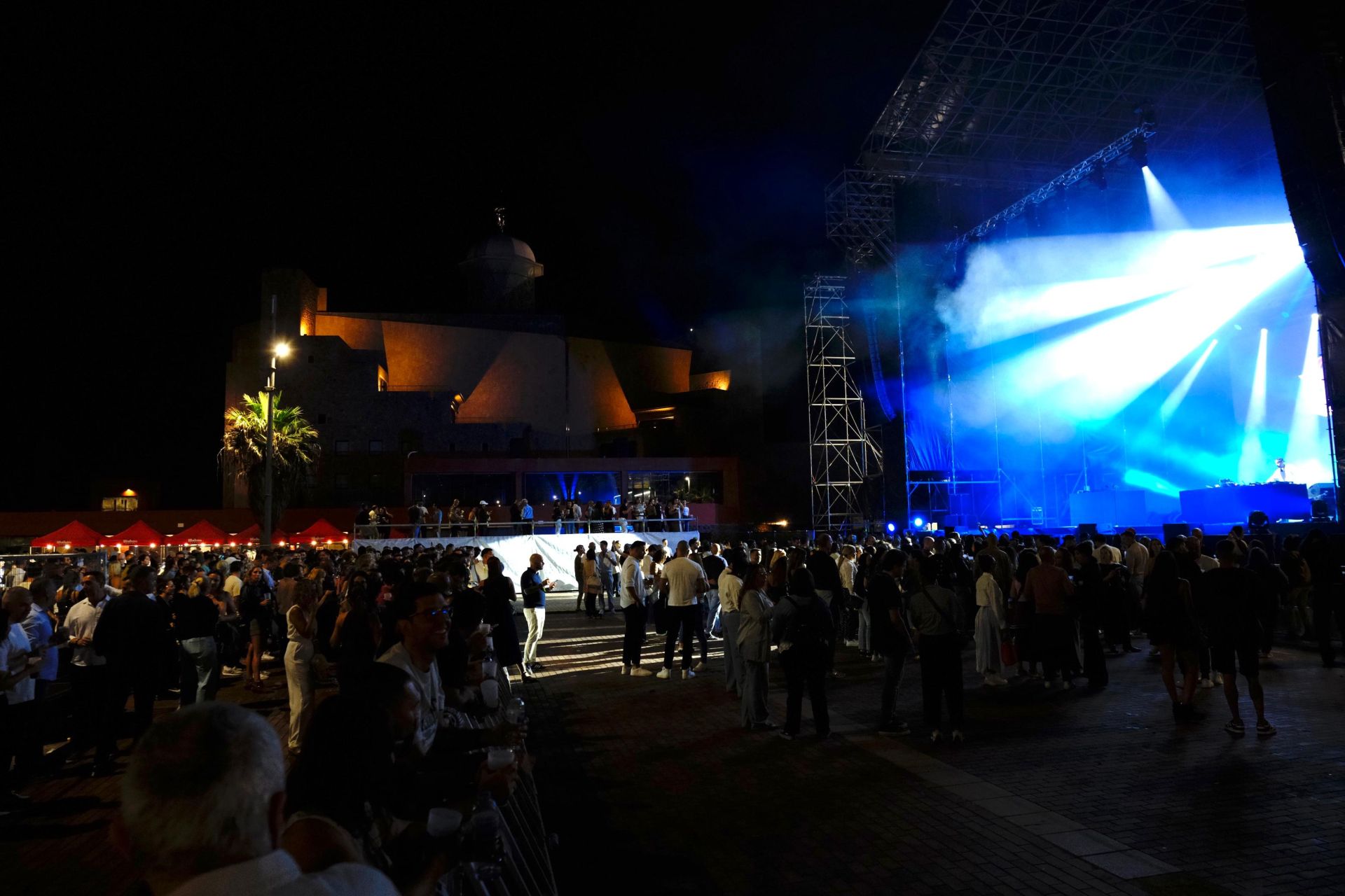 La plaza de la Música coge color antes de la actuación de Craig David