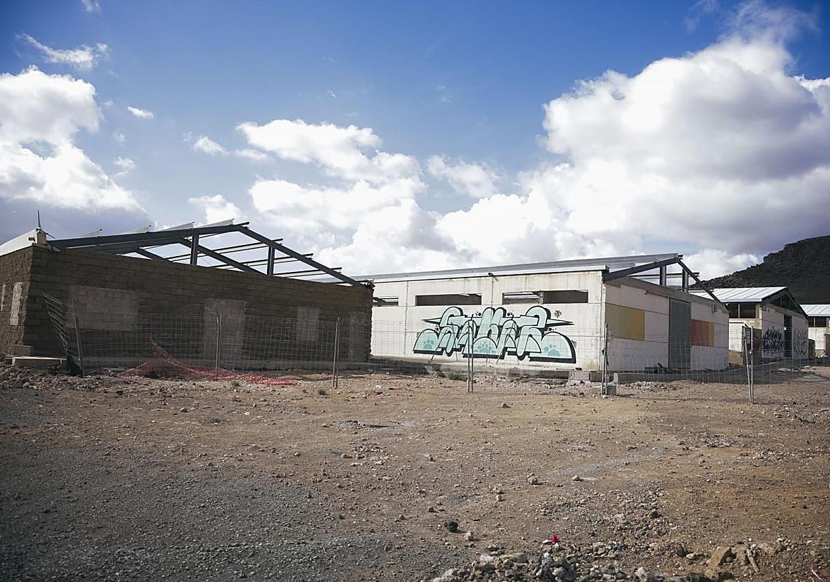 Imagen principal - La reforma de las naves agrícolas de Los Corralillos vuelve a la casilla de salida