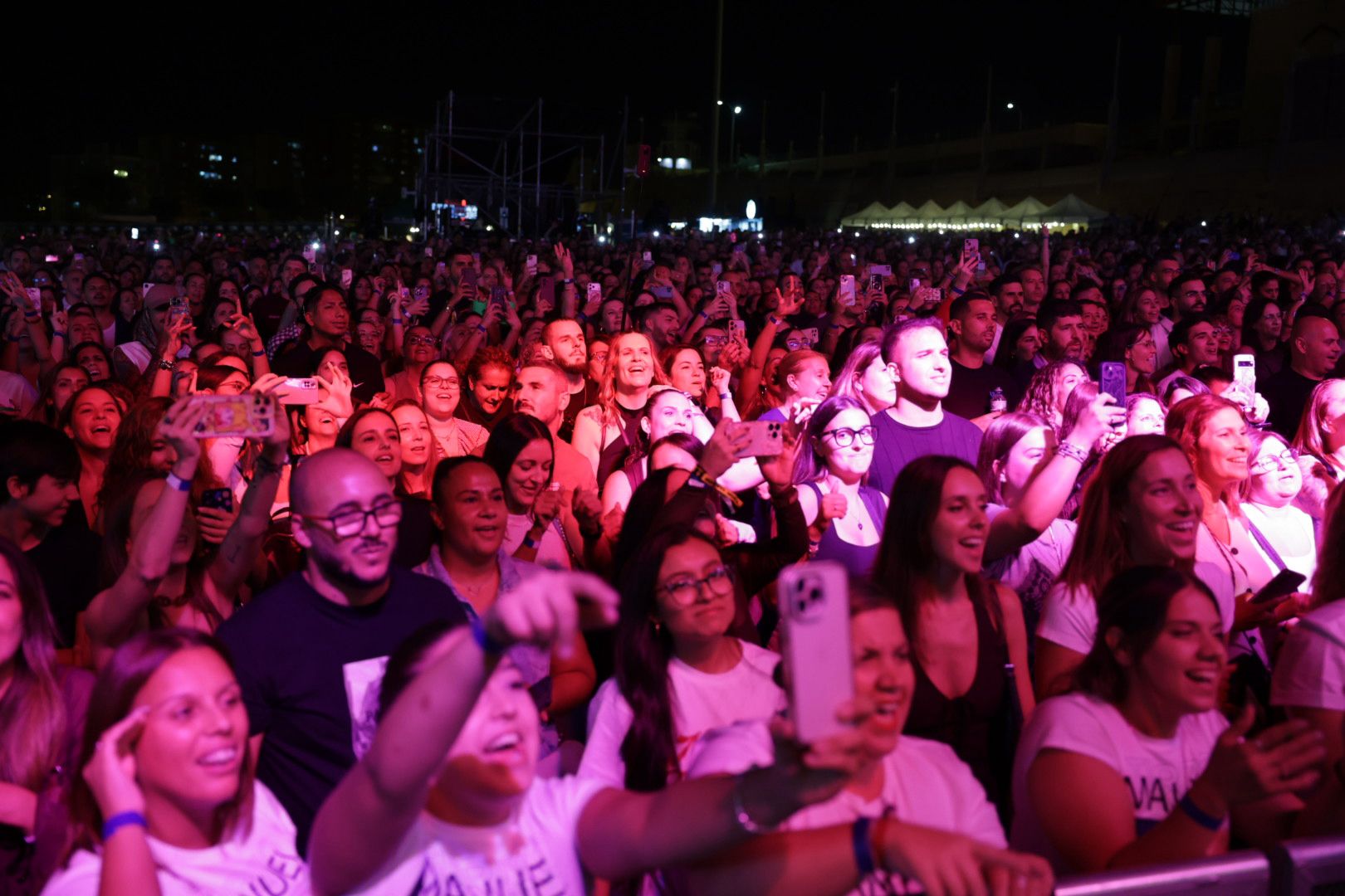 Manuel Turizo llena de canciones y bailes el recinto ferial de Las Palmas de Gran Canaria