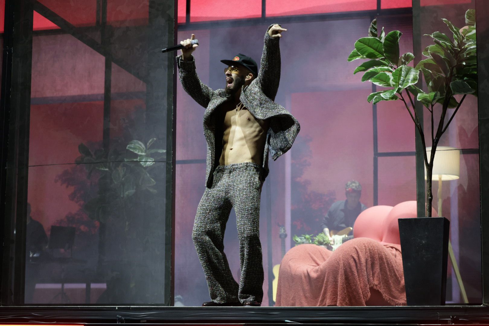 Manuel Turizo llena de canciones y bailes el recinto ferial de Las Palmas de Gran Canaria