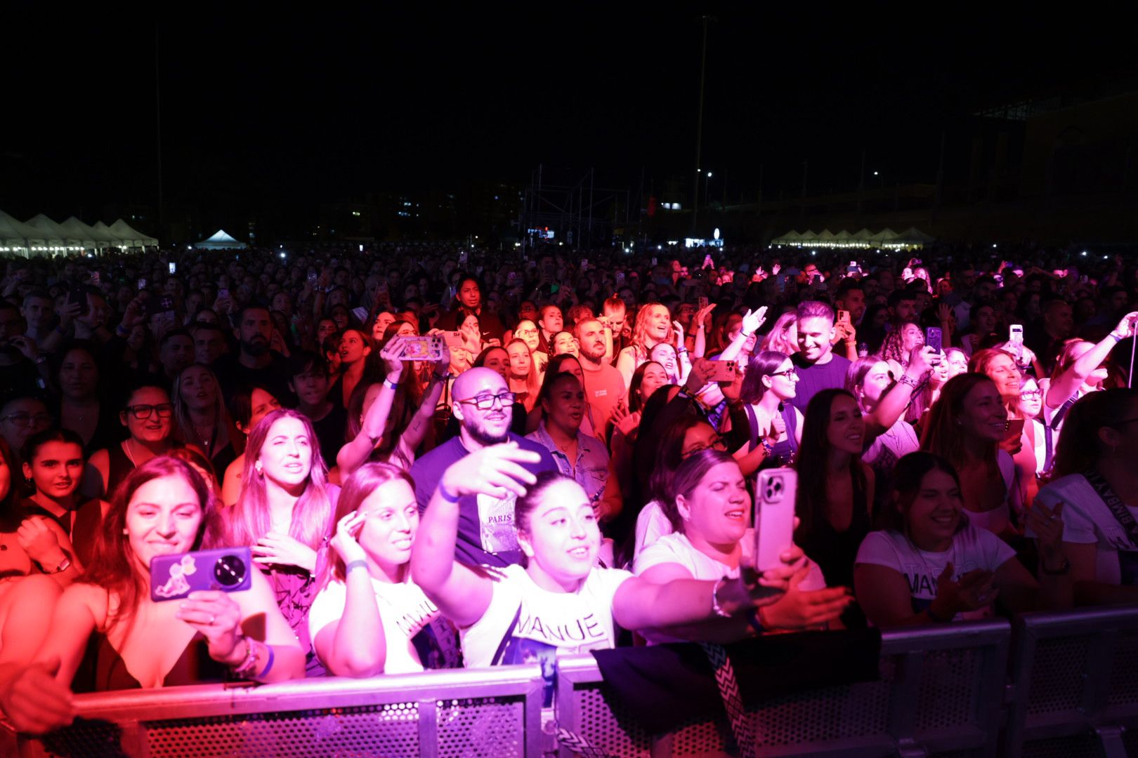 Manuel Turizo llena de canciones y bailes el recinto ferial de Las Palmas de Gran Canaria
