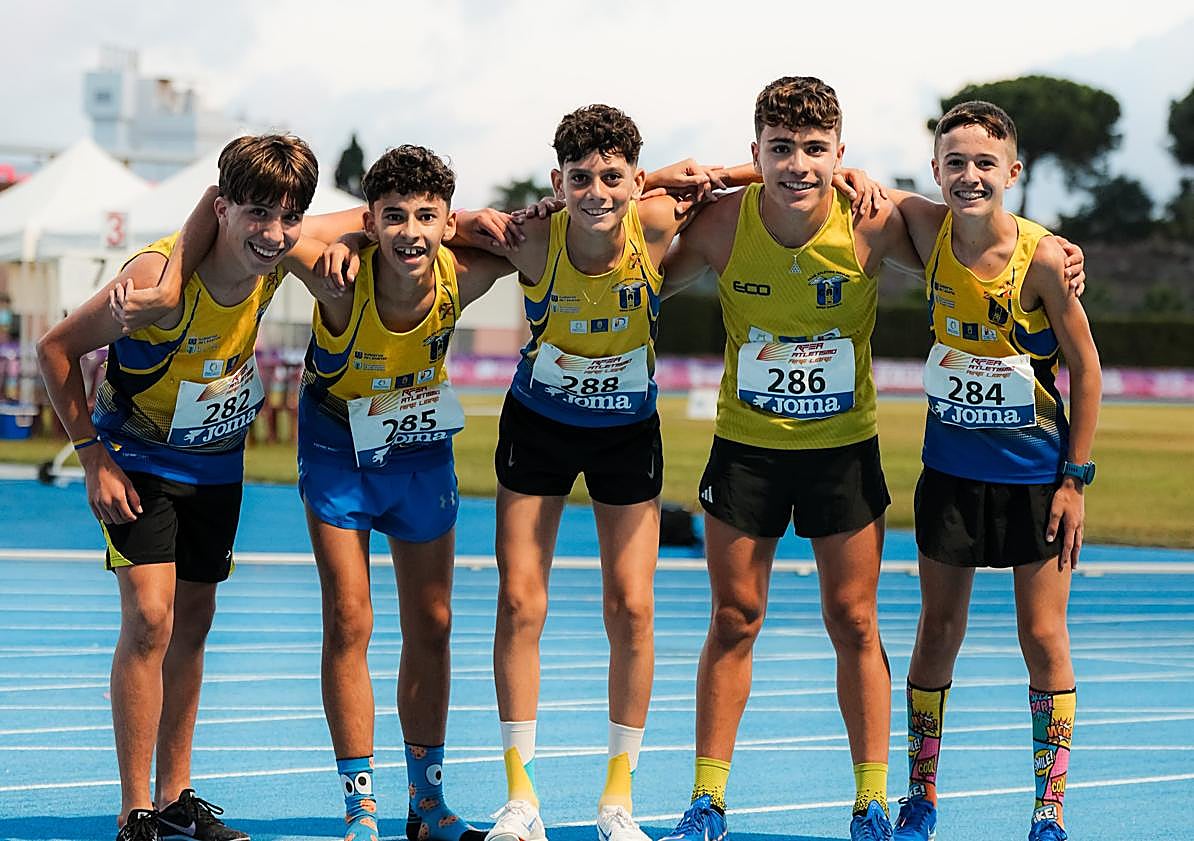 Imagen principal - Imagenes del equipo de relevos que logró el oro en el 4x80 metros.