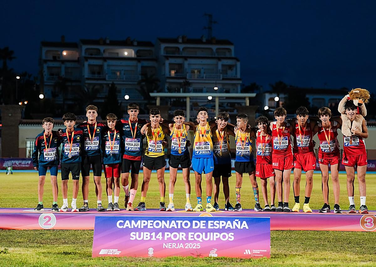 Imagen secundaria 1 - Imagenes del equipo de relevos que logró el oro en el 4x80 metros.