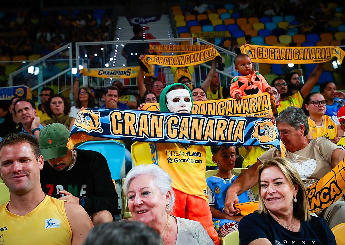 Imagen secundaria 1 - Arriba, Brusino siendo homenajeado por el club tras convertirse en el tercer máximo triplista de la hsitoria del Gran Canaria, tras superar al mítico Johan Morton. Abajo, a la izquierda, algunos aficionados ocuparon sus asientos con disfraces o caracterizaciones al uso de estos días. A la derecha, Angola lanzando a canasta.