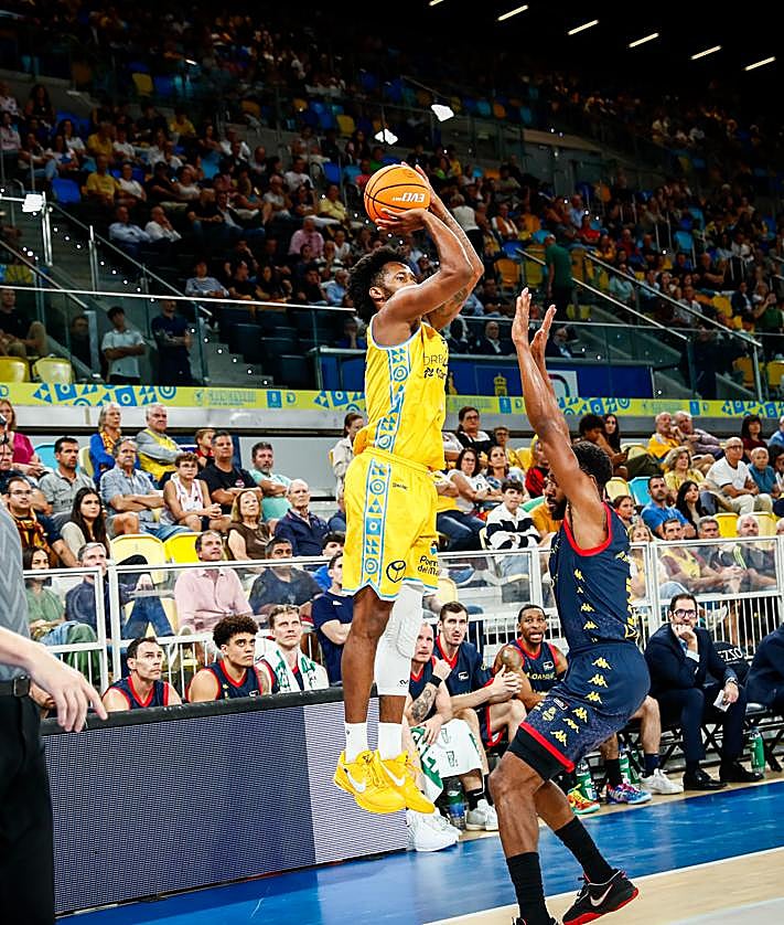 Imagen secundaria 2 - Arriba, Brusino siendo homenajeado por el club tras convertirse en el tercer máximo triplista de la hsitoria del Gran Canaria, tras superar al mítico Johan Morton. Abajo, a la izquierda, algunos aficionados ocuparon sus asientos con disfraces o caracterizaciones al uso de estos días. A la derecha, Angola lanzando a canasta.