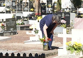 Asistentes al cementerio en la mañana de este domingo.