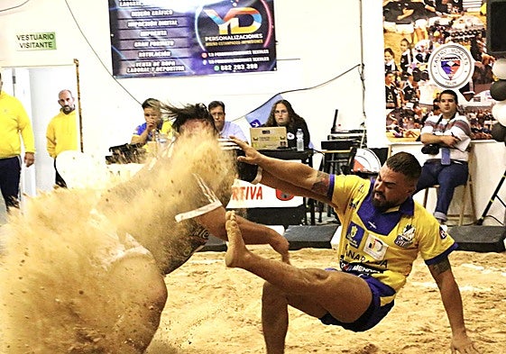 En esta agarrada el DC del Castro Morales, José Ramón Sánchez recibio mucha arena en la cara.