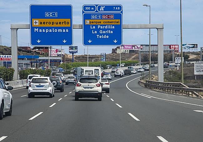 A la derecha, carril de acceso a La Pardilla ganado para circular por la GC-1.