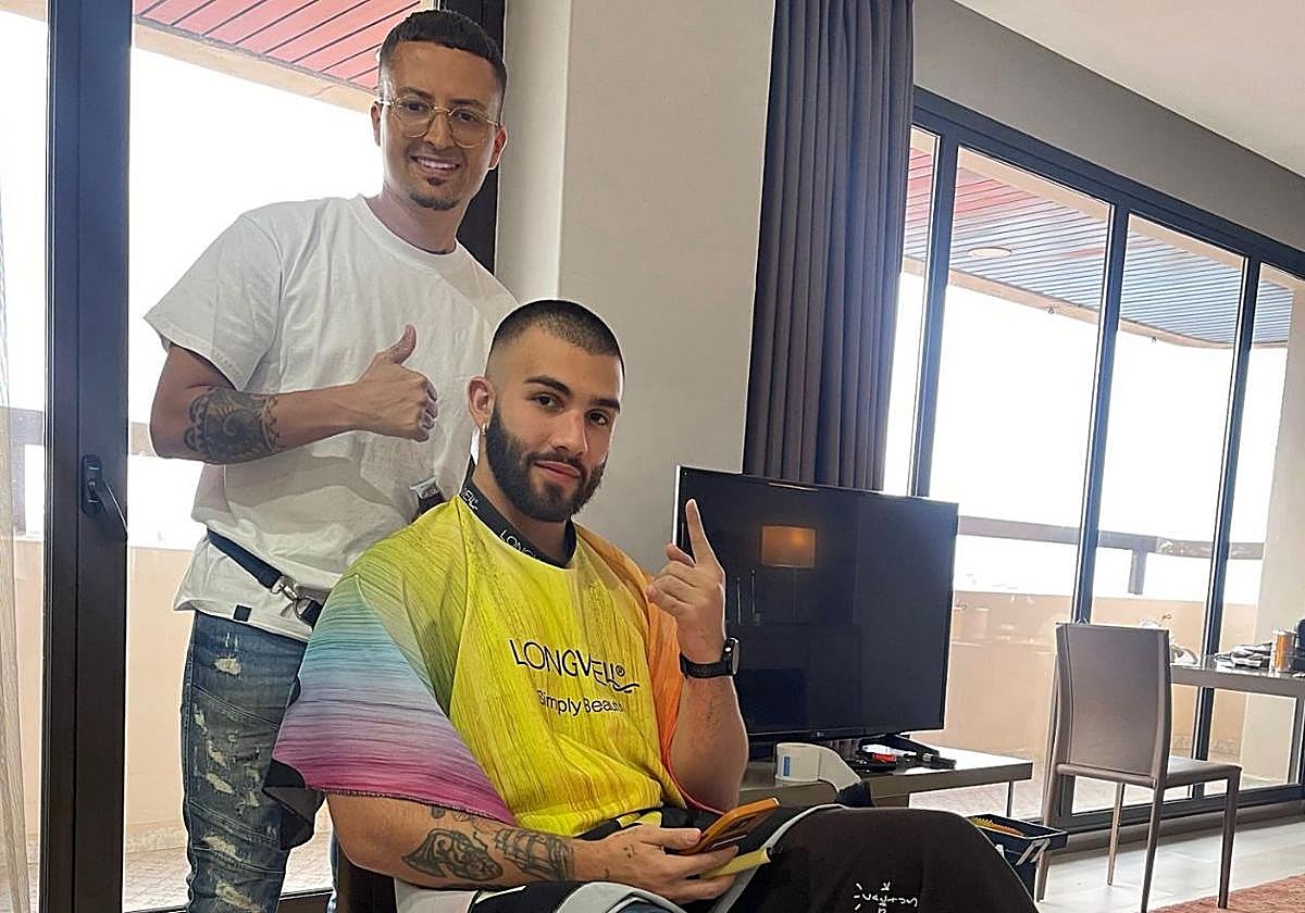 El barbero grancanario Maikel Santos, junto a Manuel Turizo.