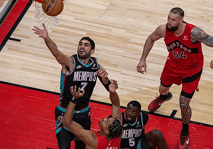 El grancanario, en la lucha por un rebote.