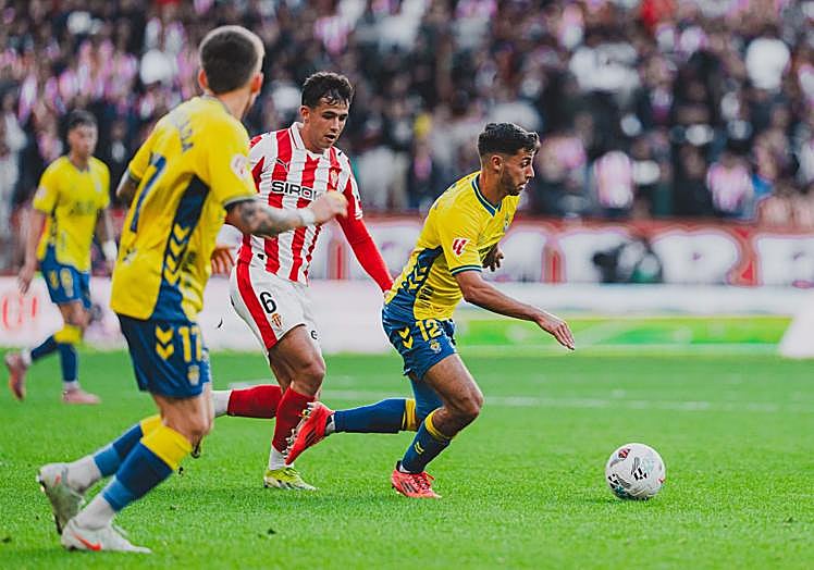 Loiodice escapa de la presión del Sporting.